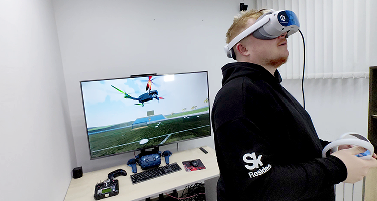 мужчина оператор бпла проходит обучение в программе в виртуальной реальности VR очках